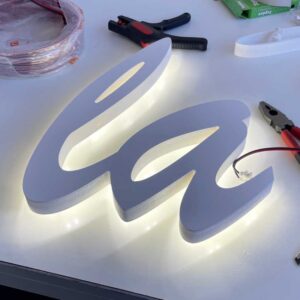 Letras y Logos Corpóreos Retroiluminadas | Efecto luminoso profesional